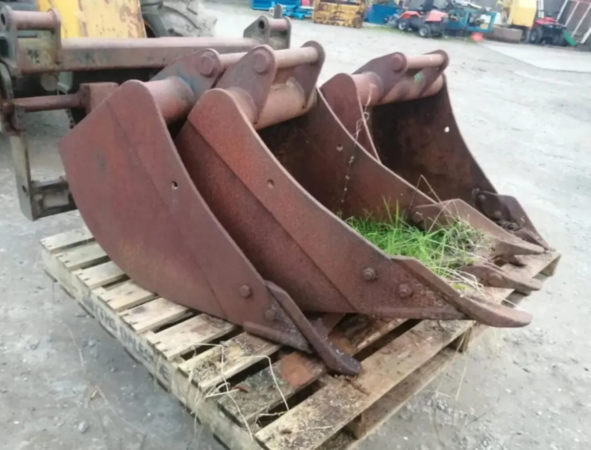 Selection of digger buckets - Image 4