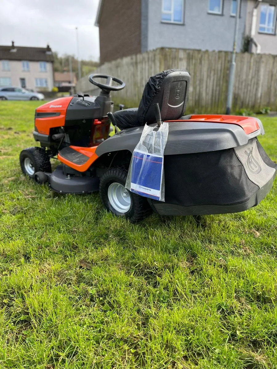 Husquvarna petrol ride on lawnmower - Image 2