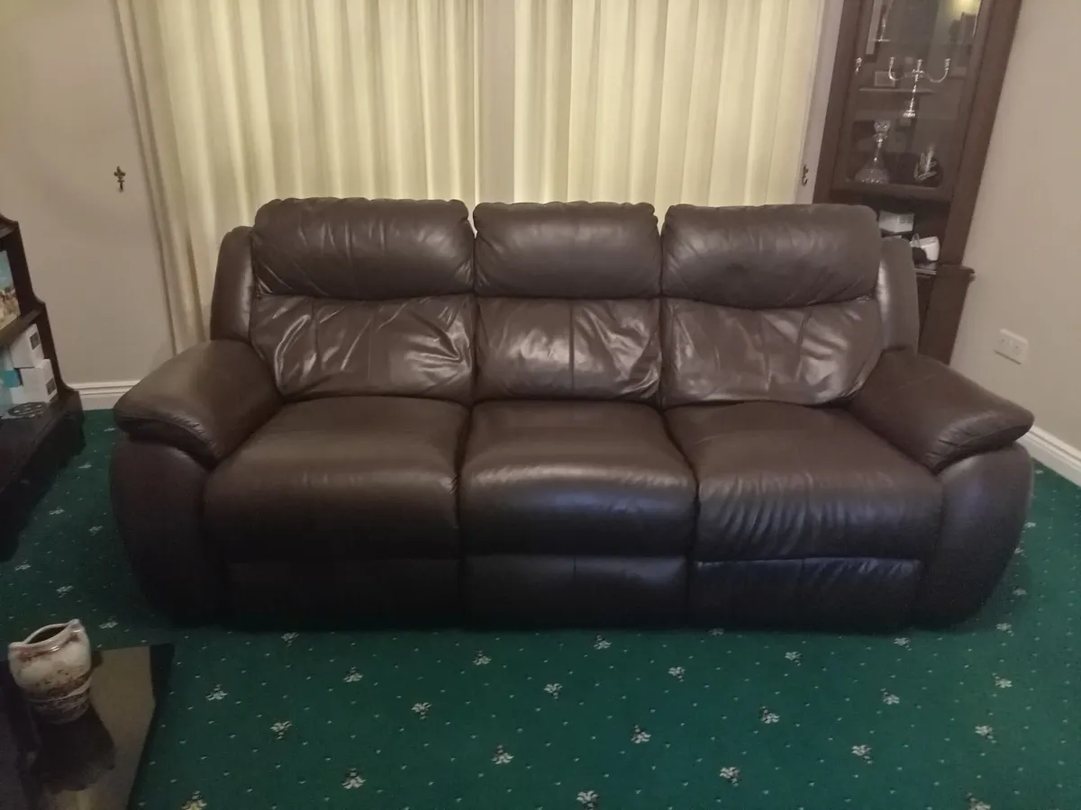 Couch Leather Recliner. - Image 1