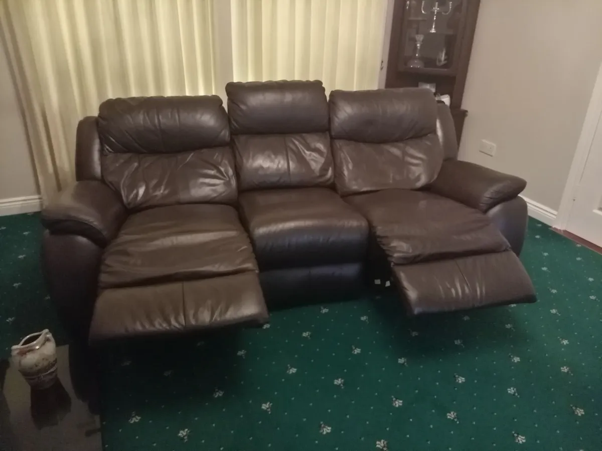 Couch Leather Recliner. - Image 2