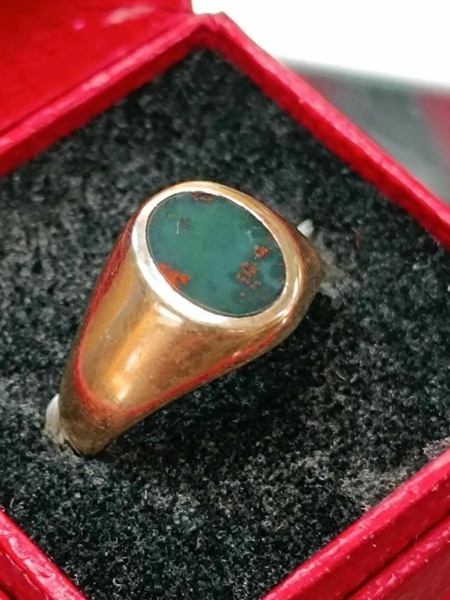 9k Yellow Gold & Bloodstone Vintage Signet Ring - Image 1