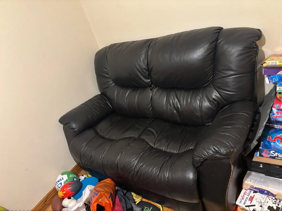 2 seater leather couch - Image 1