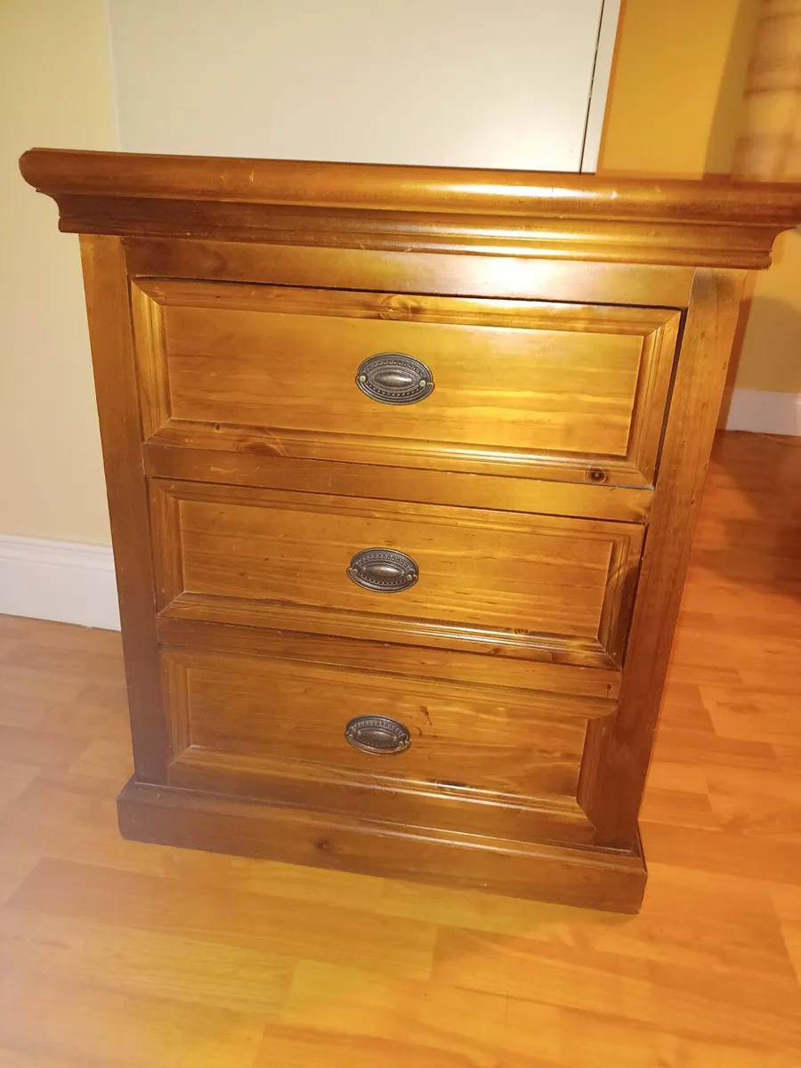 King size bed and lockers - Image 1