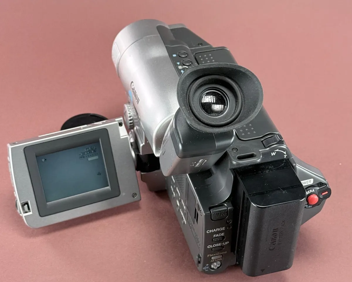 Canon UC V-300 analog 8mm tape camcorder - Image 3