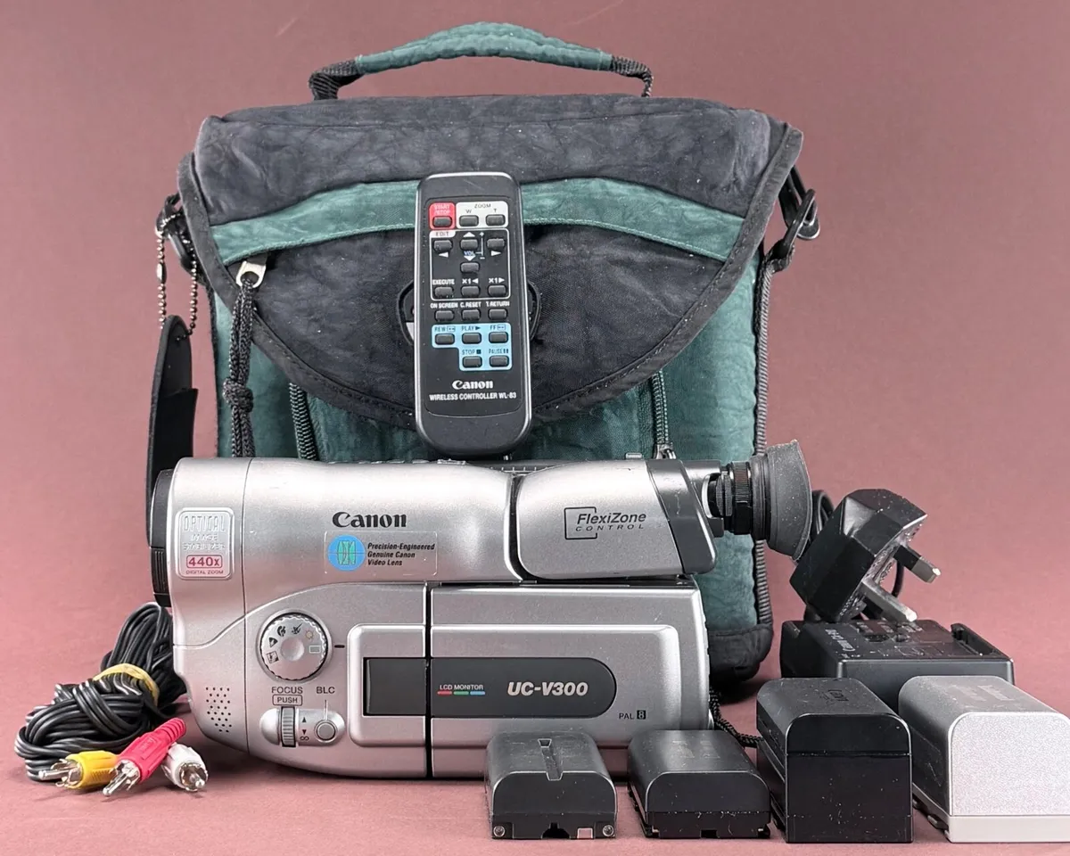 Canon UC V-300 analog 8mm tape camcorder - Image 1