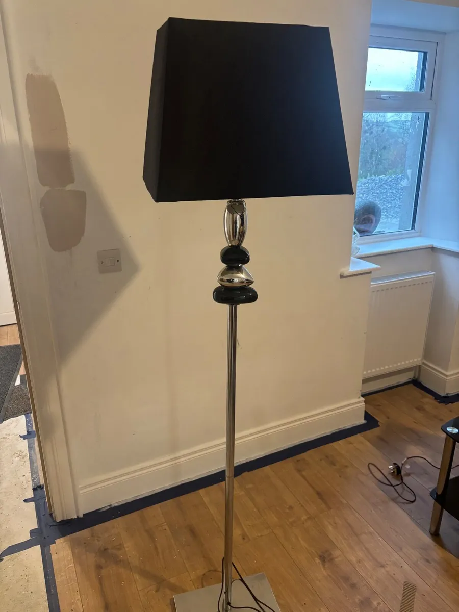 Lamps and table - Image 1