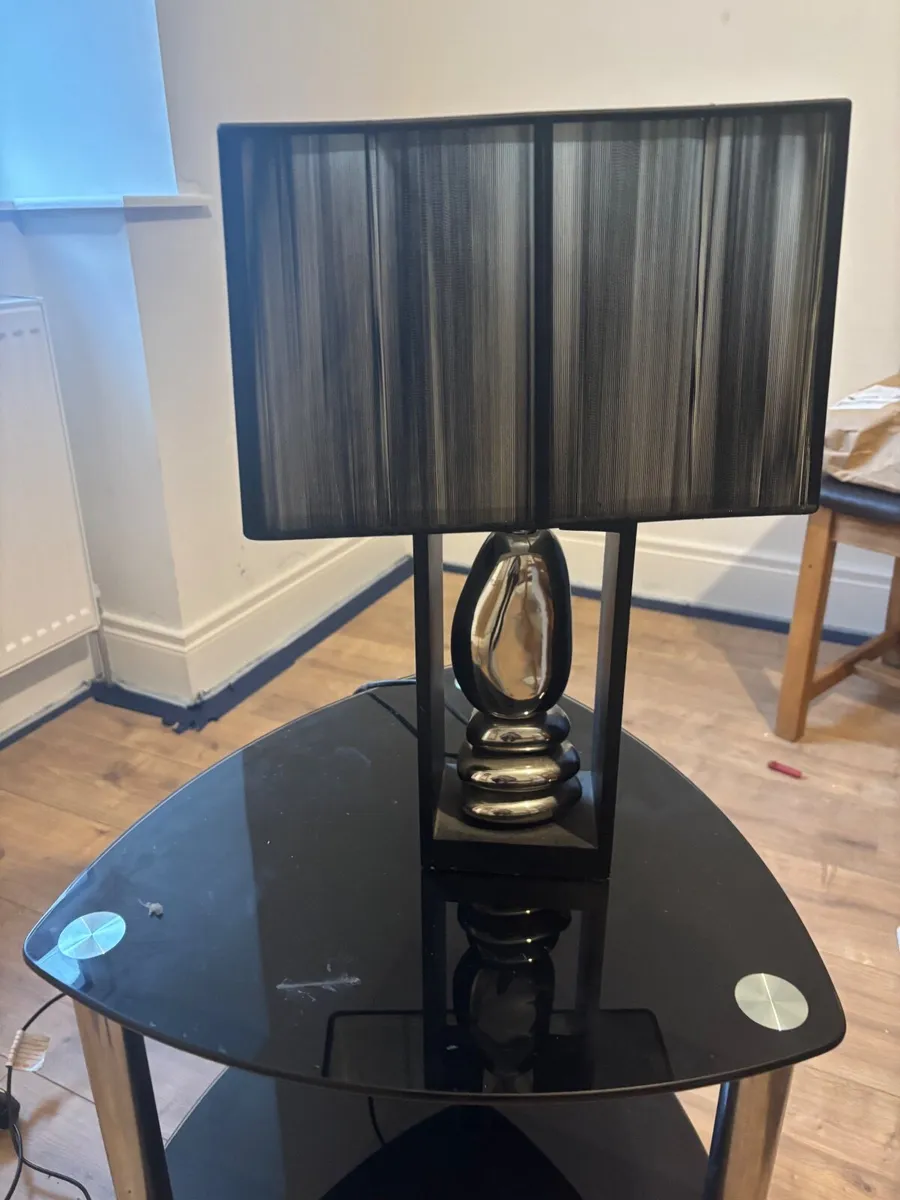 Lamps and table - Image 2