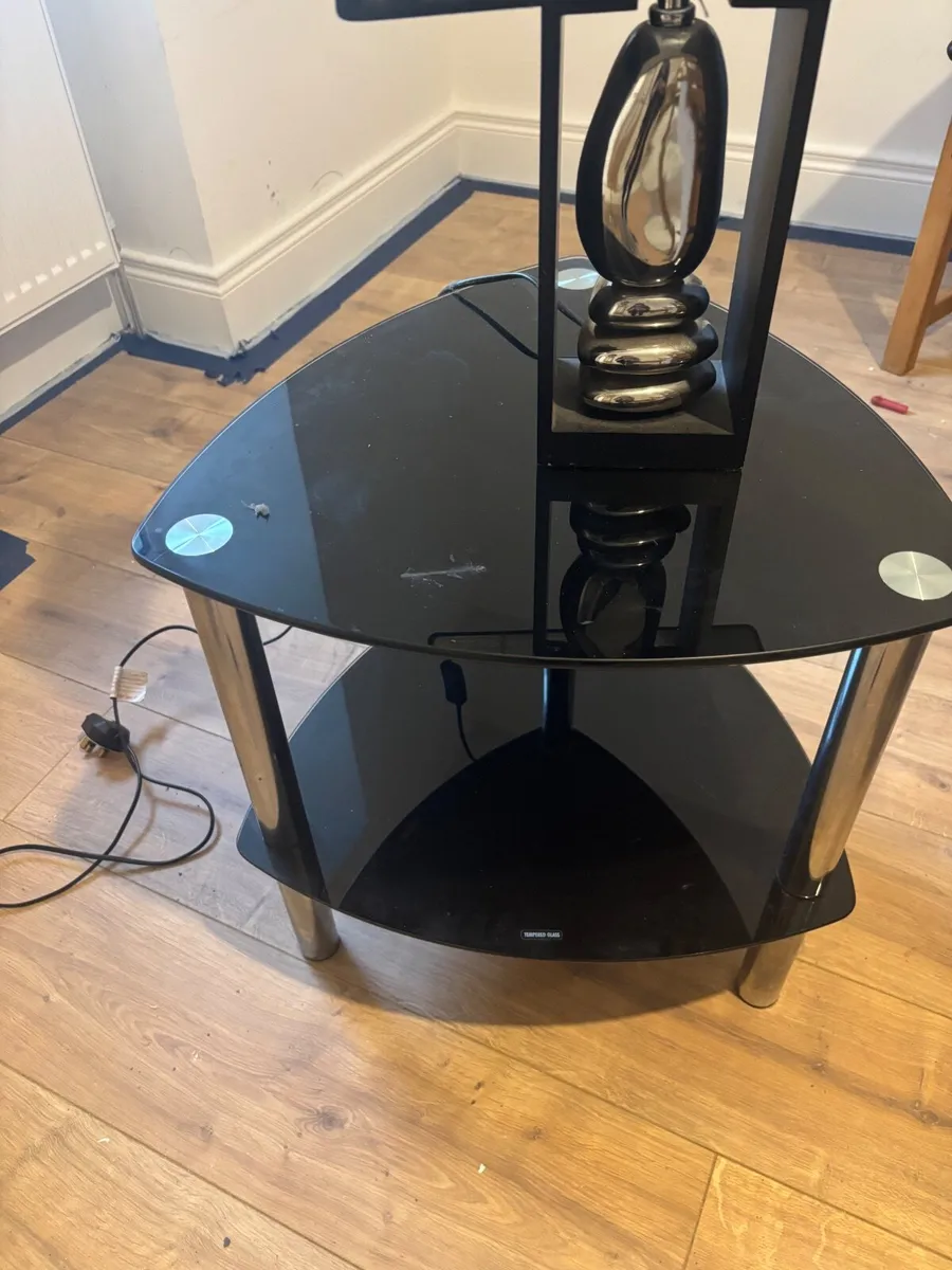 Lamps and table - Image 4