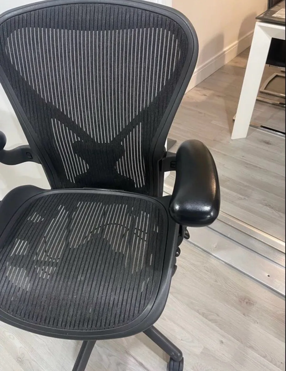 Herman Miller Aeron Office Chair - Image 4