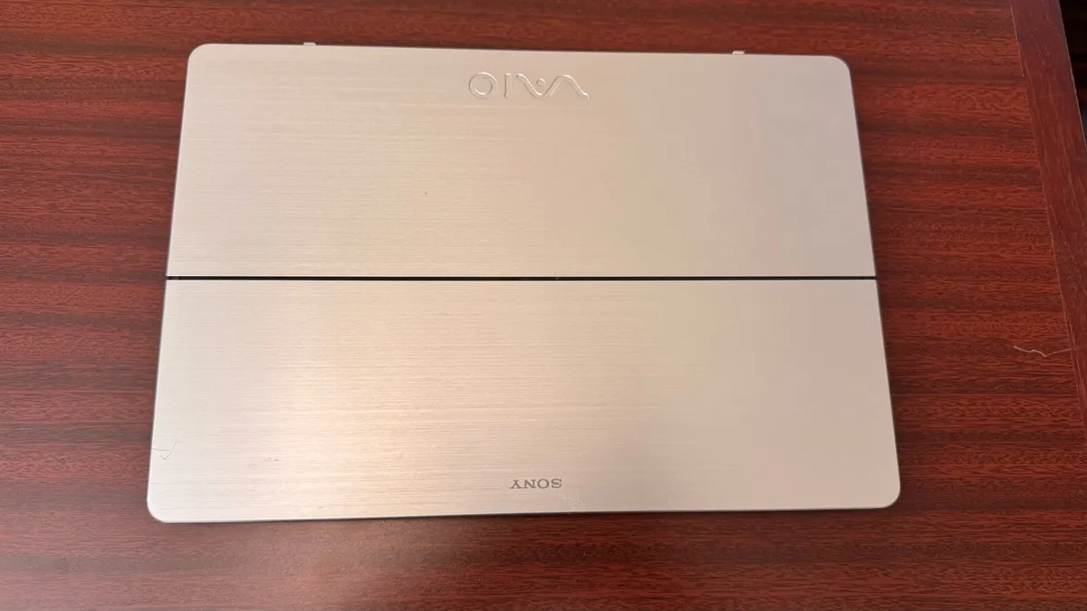 Sony VAIO 2 in 1 laptop - Image 2