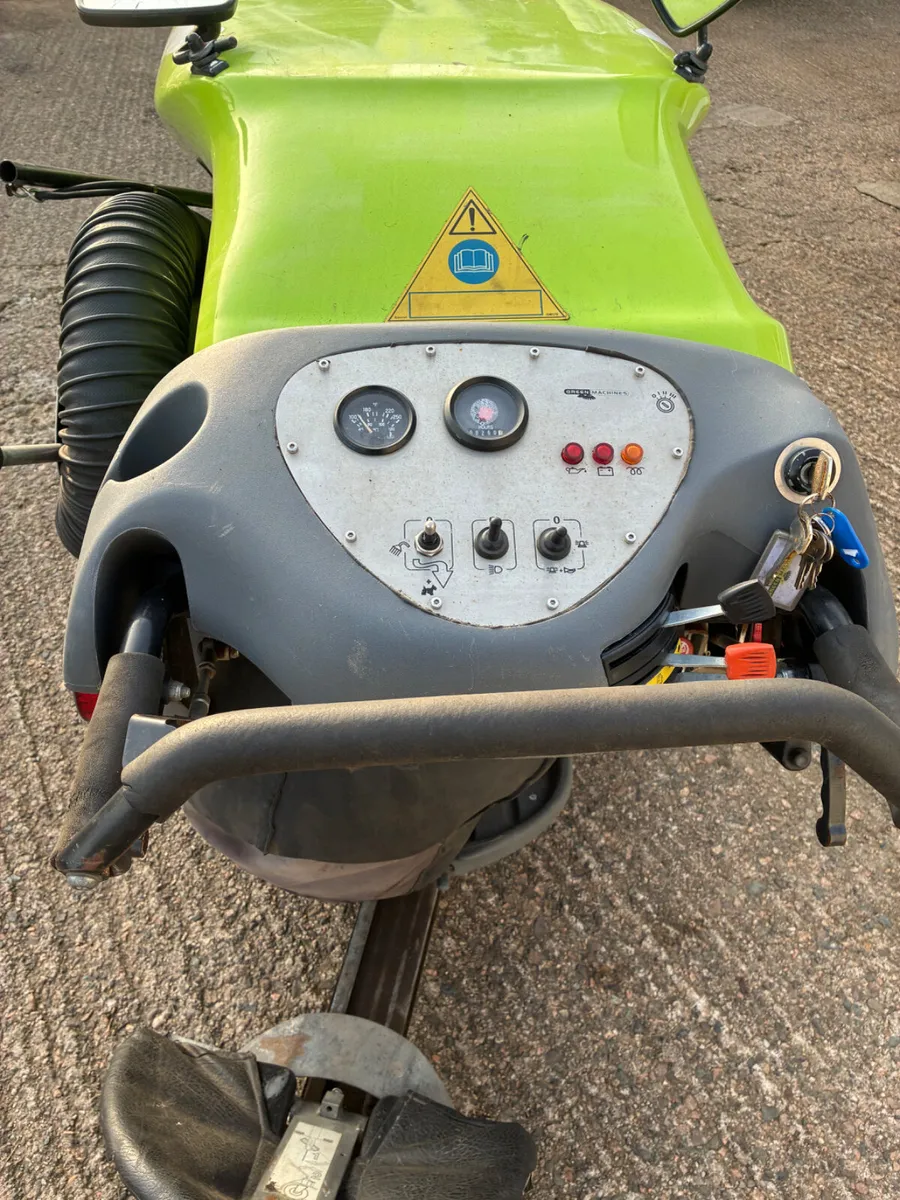 Pedestrian road sweeper - Image 4