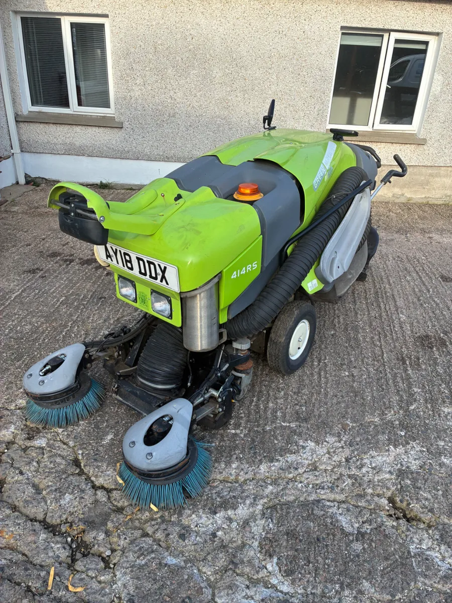 Pedestrian road sweeper - Image 2