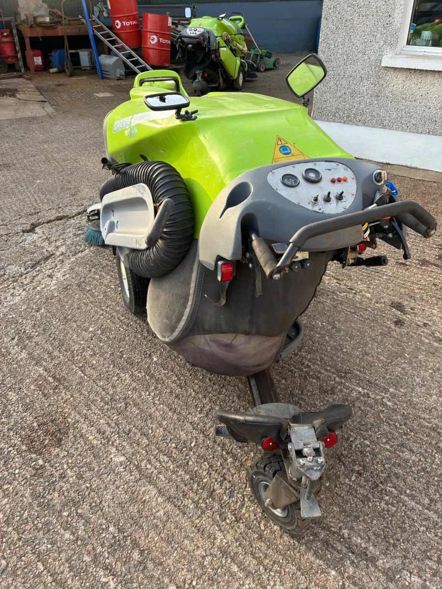 Pedestrian road sweeper - Image 3