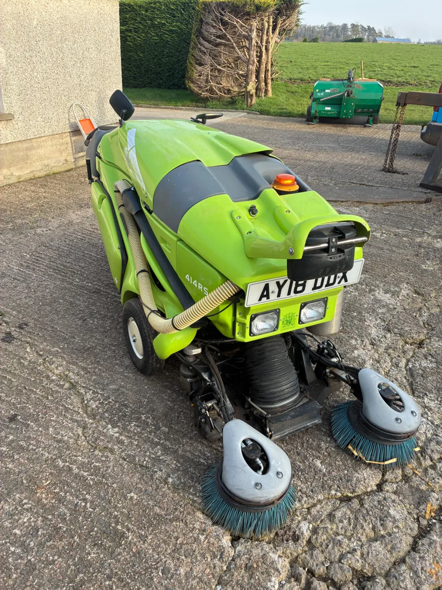 Pedestrian road sweeper - Image 1