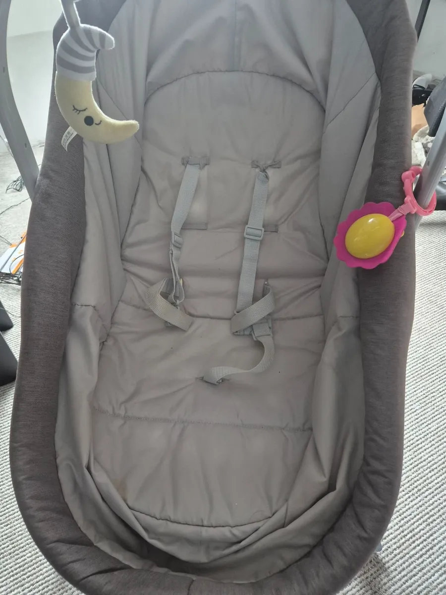 Chicco 4 in 1 crib - Image 3