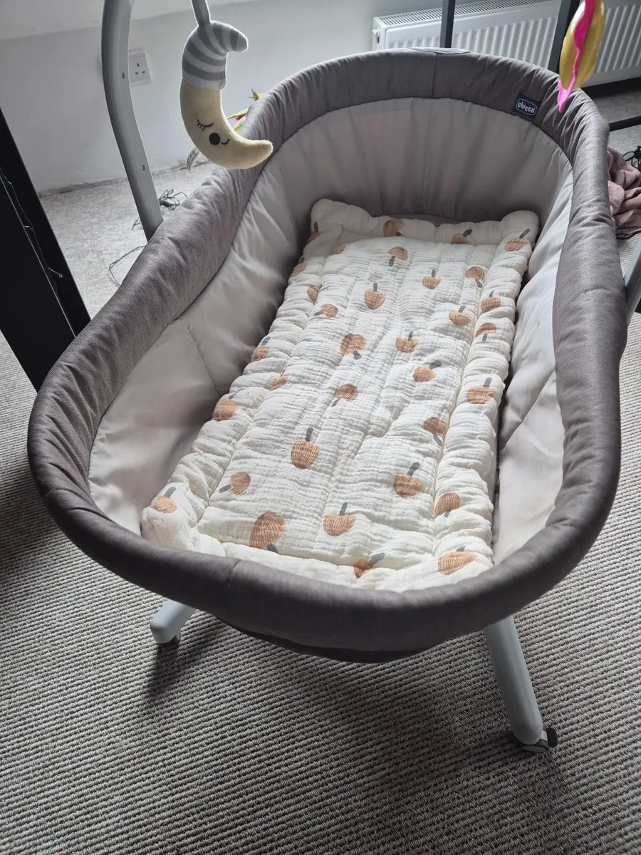 Chicco 4 in 1 crib - Image 2