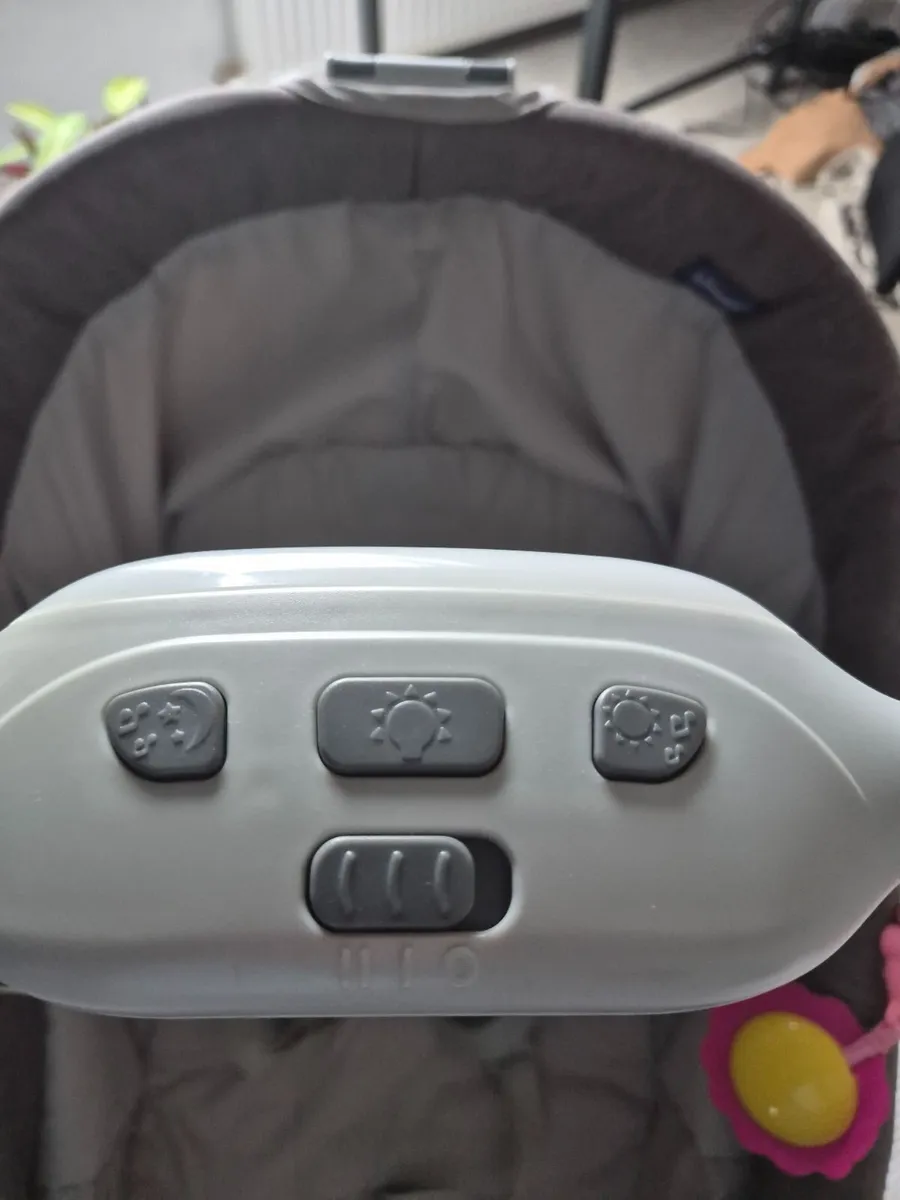 Chicco 4 in 1 crib - Image 4