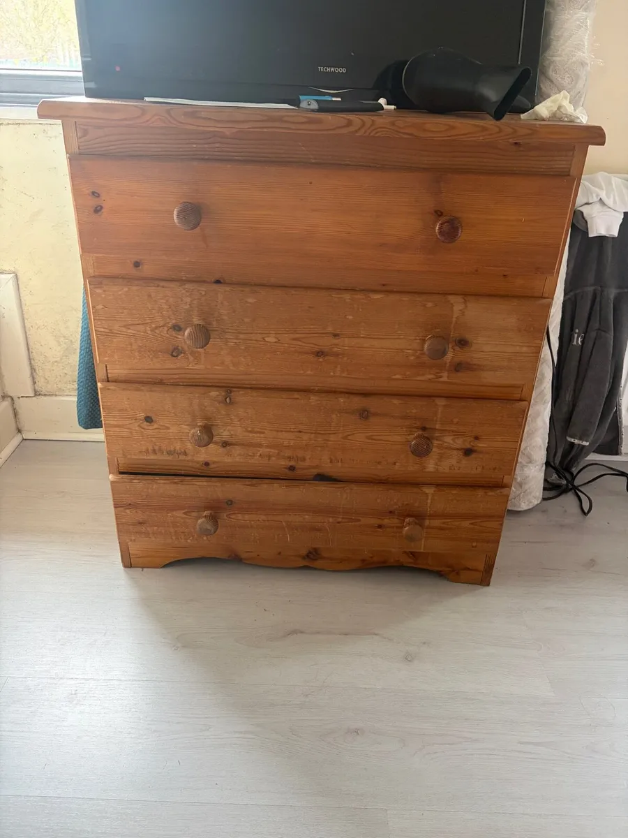 Solid chest of drawers - Image 1