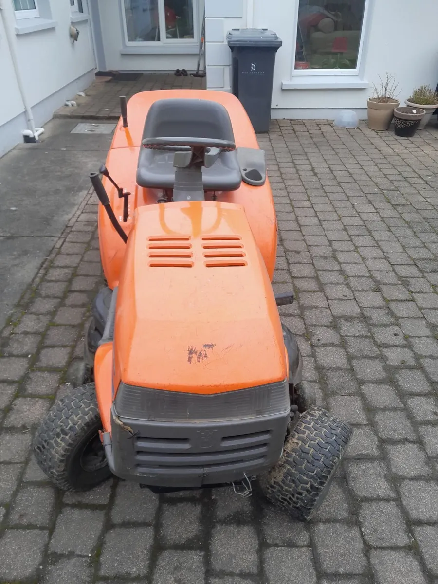Husqvarna C130 ride on lawnmower. - Image 2