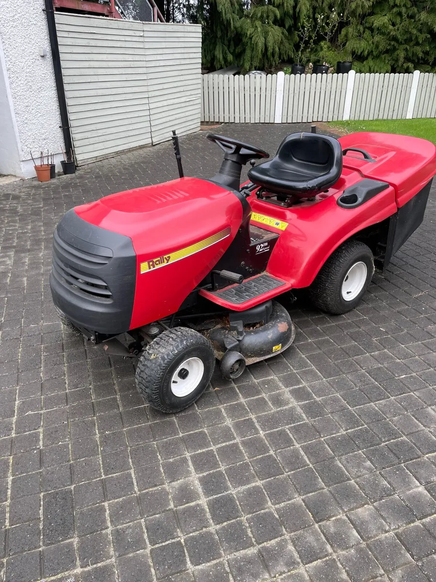 Ride on lawnmower - Image 1