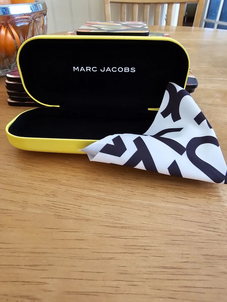Marc Jacobs Glasses Case / With Lens Cloth / Brand - Image 1