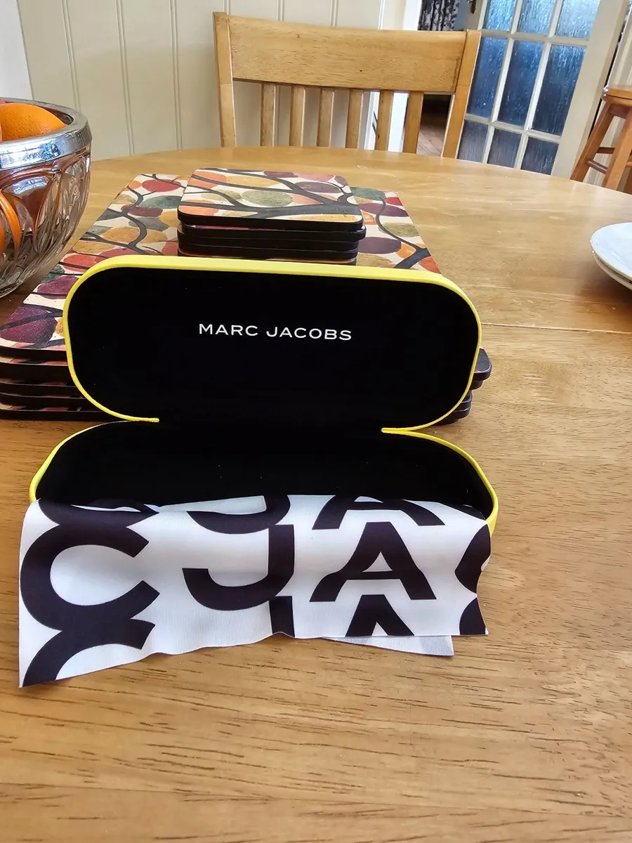 Marc Jacobs Glasses Case / With Lens Cloth / Brand - Image 3