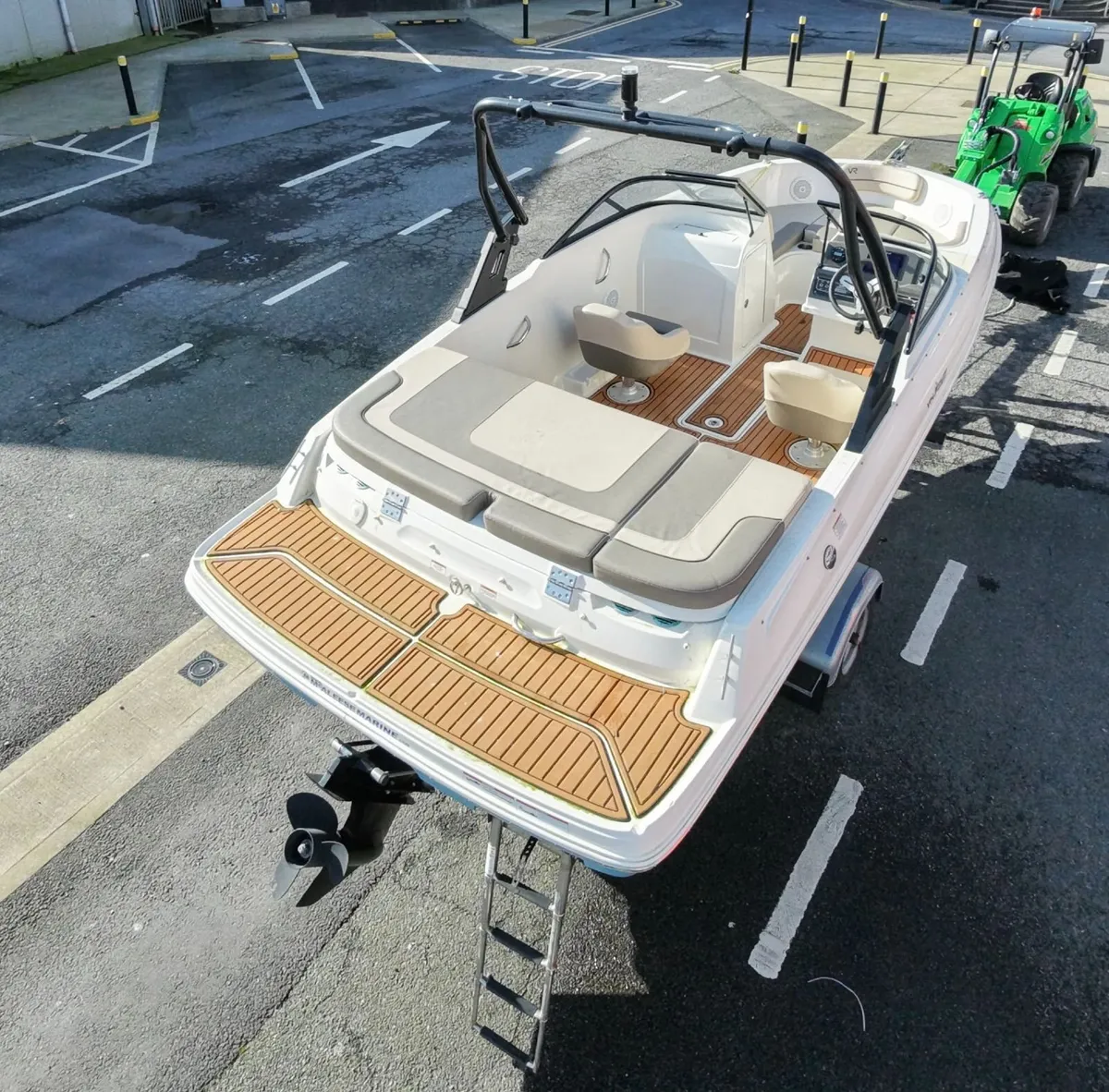 2021 Bayliner VR4 Bowrider low engine hours - Image 3