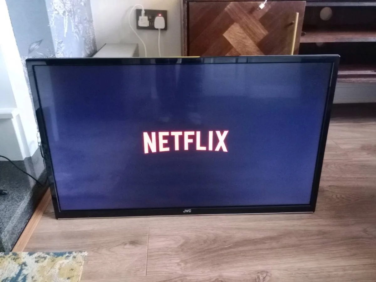 JVC 32" smart TV HD ready LT-32CF360 - Image 4