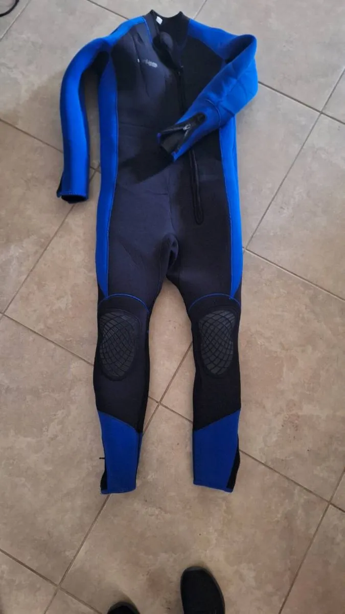 WET SUITS - Image 4