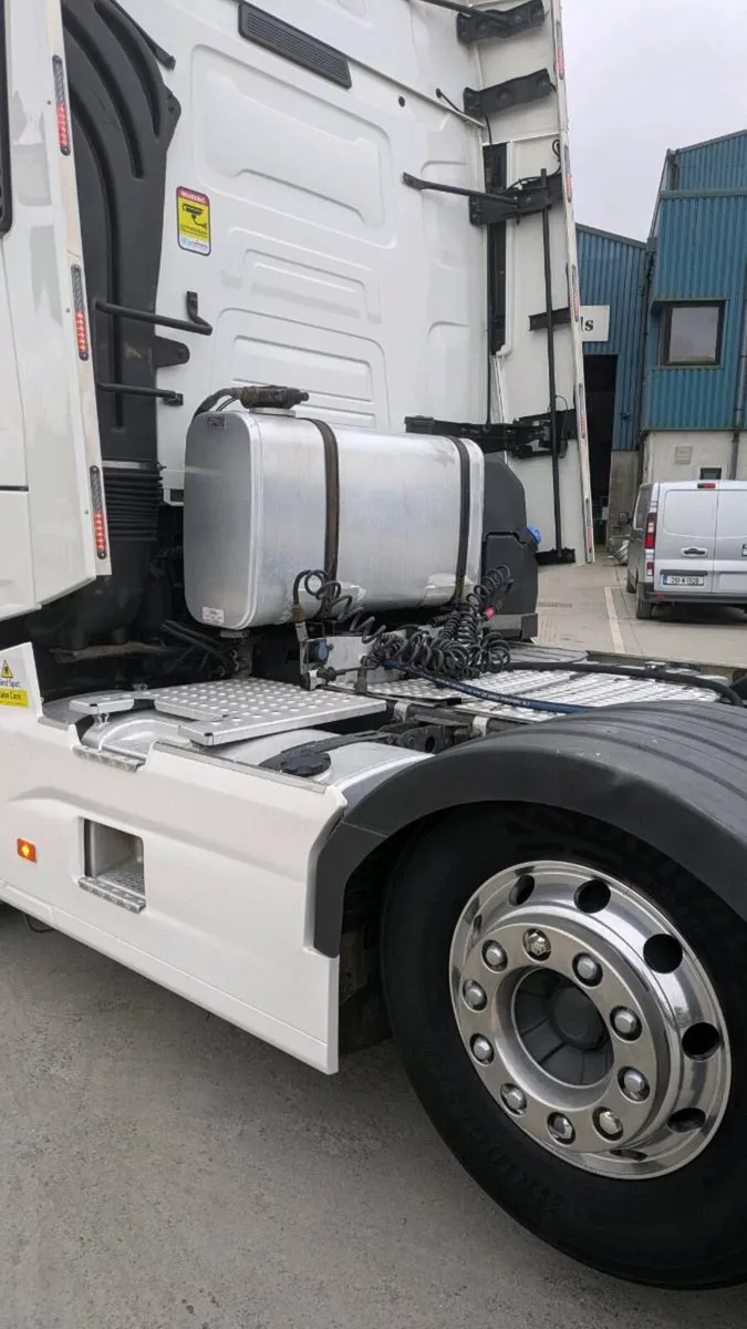 Renault T520 6x2 tractor - Image 4