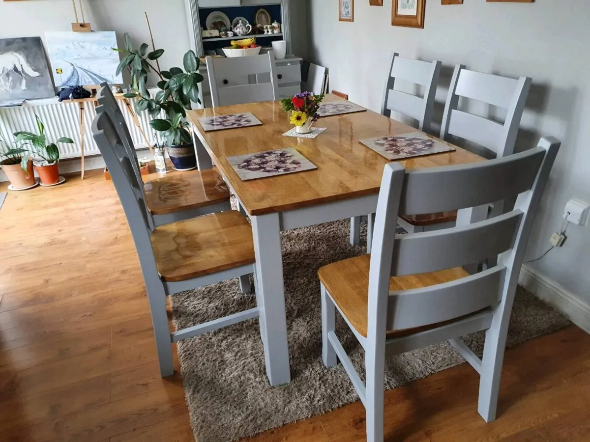 Table and chairs - Image 1