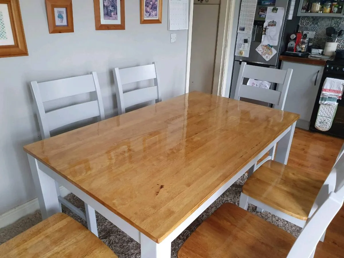 Table and chairs - Image 2