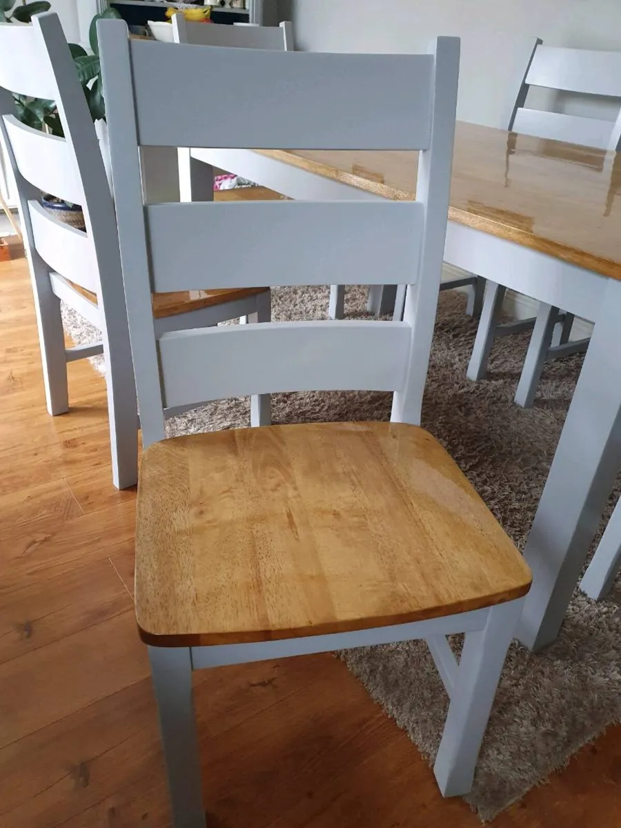 Table and chairs - Image 3