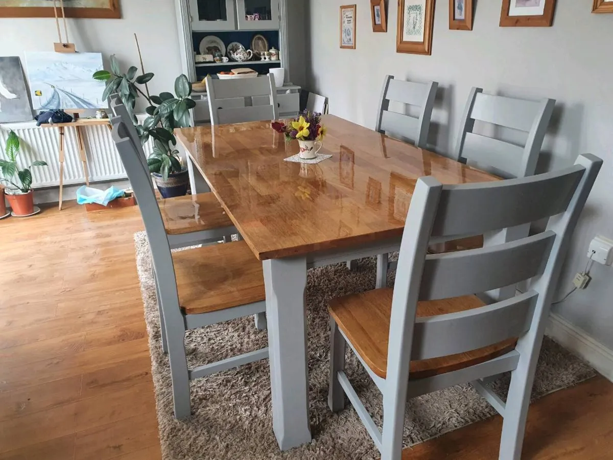 Table and chairs - Image 4