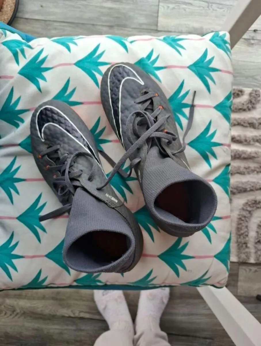 Football boots size 5UK - Image 1