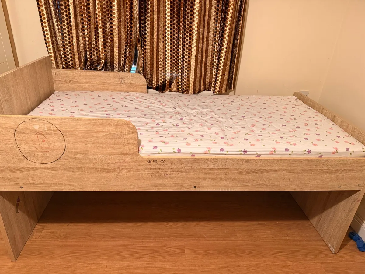 Single bed - Image 1