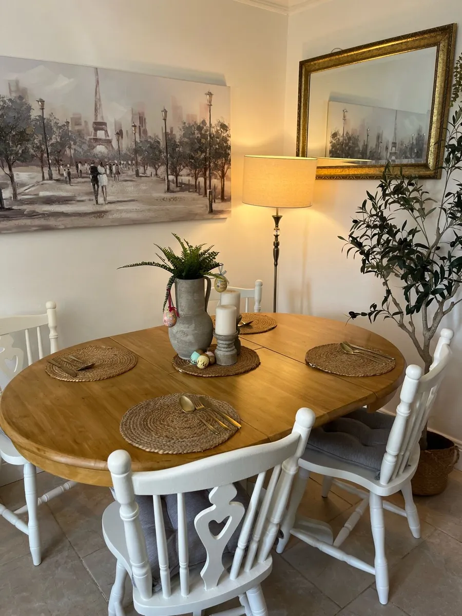 Extendable table and chairs set - Image 1