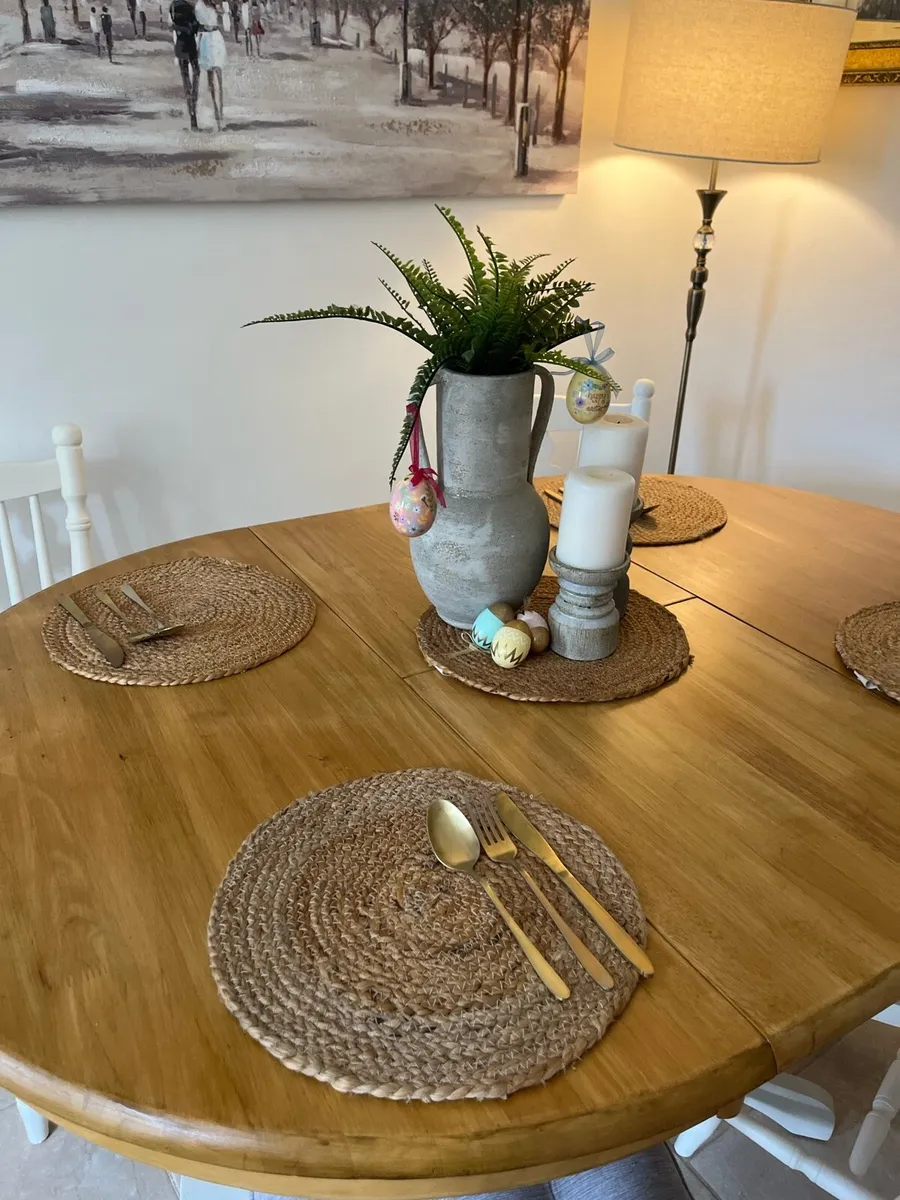 Extendable table and chairs set - Image 4