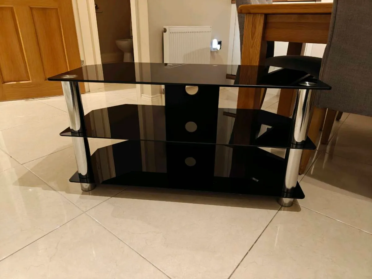 Glass TV stand - Image 1