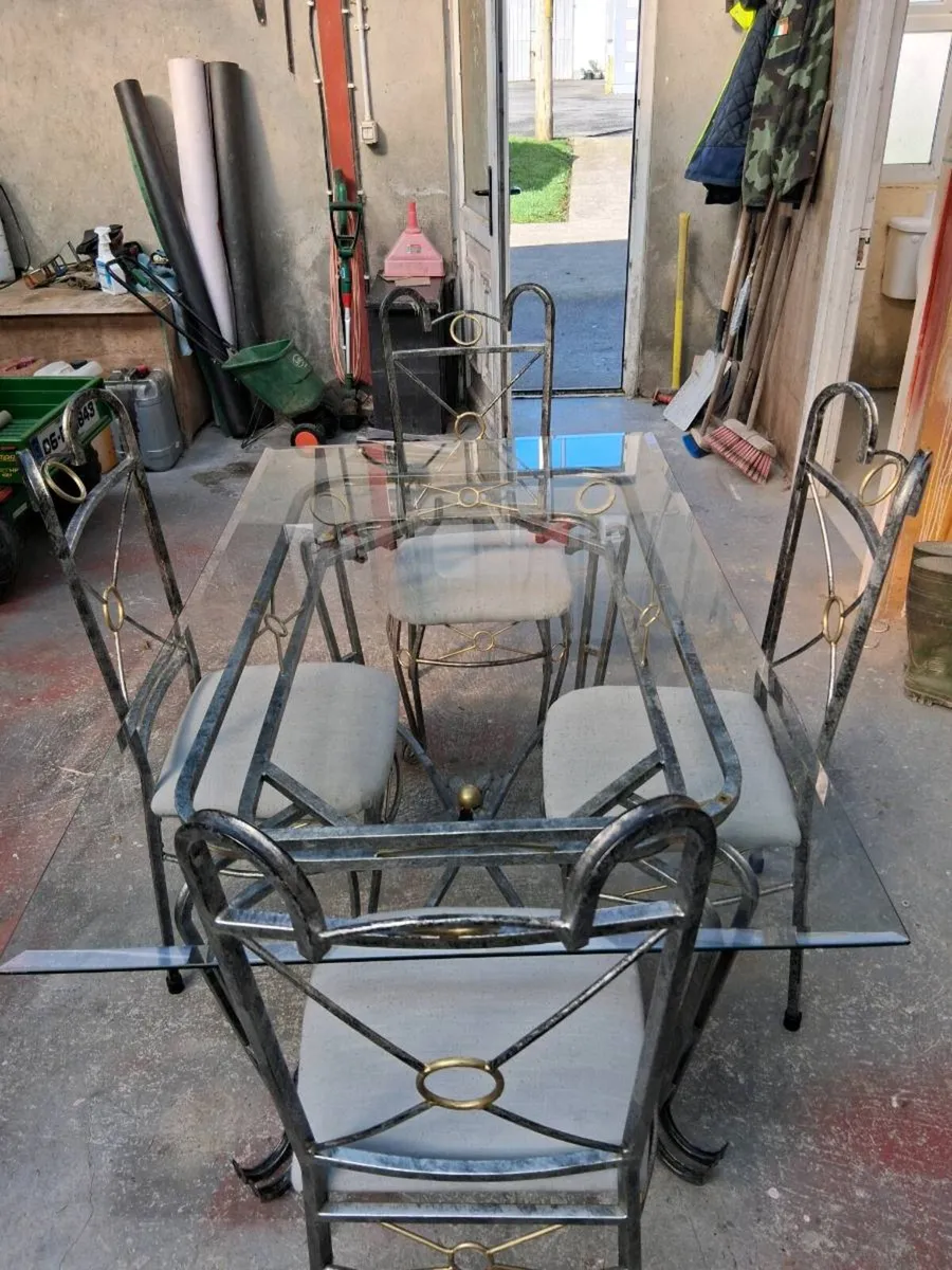 Table and four chairs - Image 1