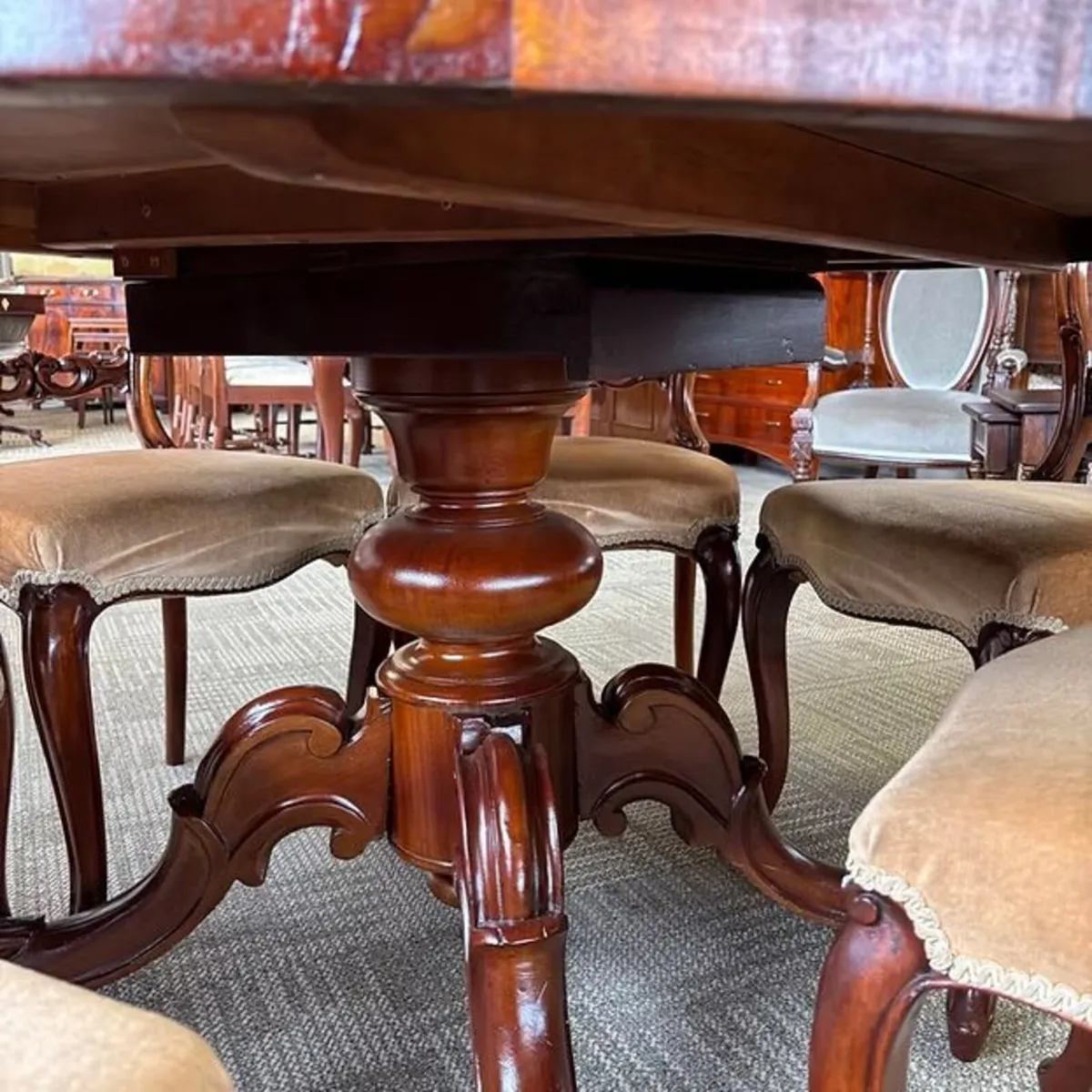 Victorian mahogany pedestal breakfast/dining table - Image 2