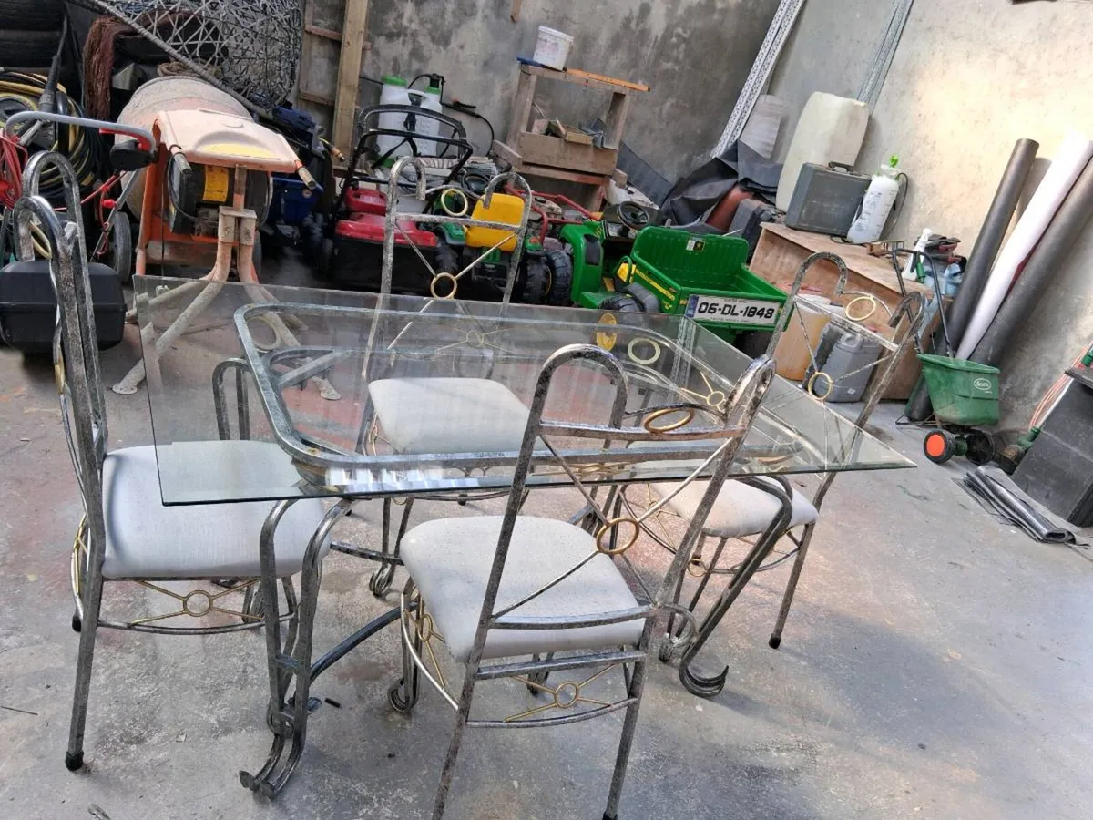 Table and four chairs - Image 2