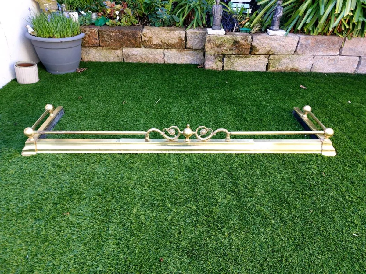 Brass fireplace fender - Image 1