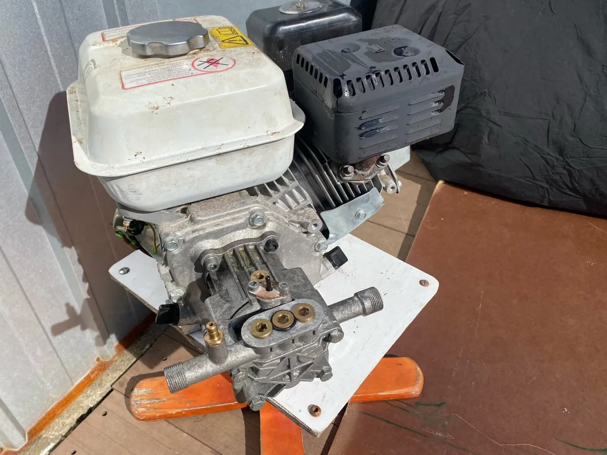 Petrol power washer engine broke pomp - Image 3