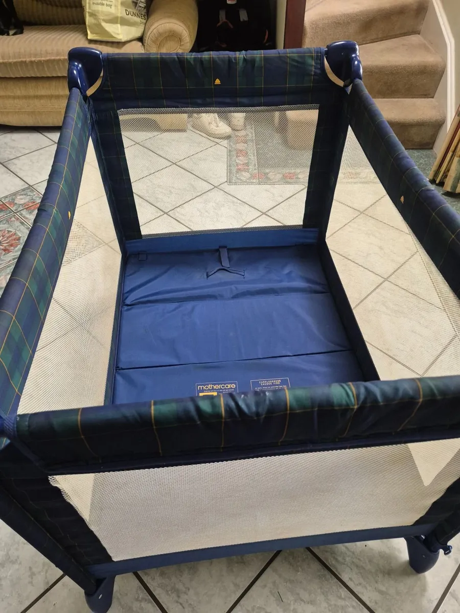 Travel cot - Image 1