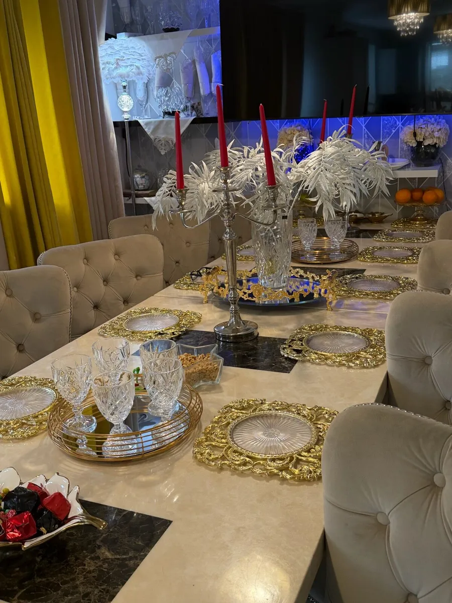 2 marble tables & 10 chairs - Image 2