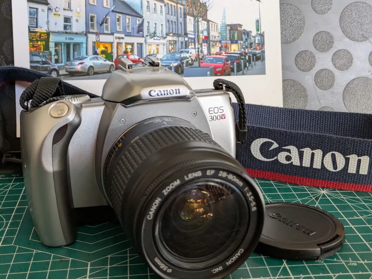 🎞️ Canon EOS 300 V Autofocus film SLR +28-80mm - Image 1