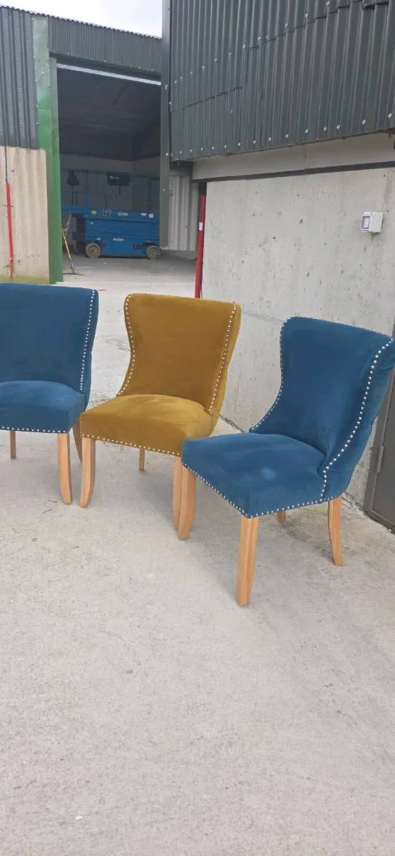 Round Table and Chairs( 1.6 mt) - Image 4