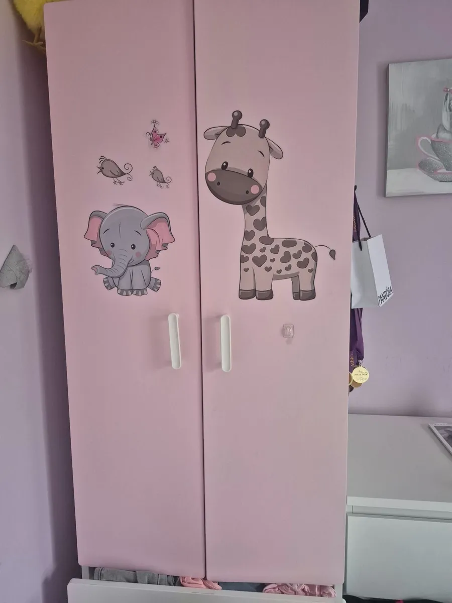 Kid's wardrobe - Image 1