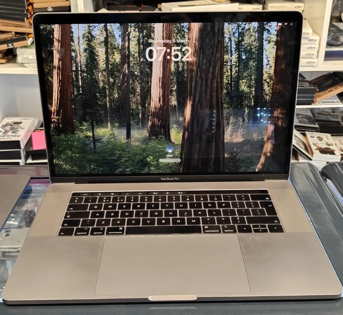 Apple MacBook Pro 15.4" 2018, 6 Core i7 2.2GHz 16GB 500GB A1990 Touch Bar (Battery Cycle: 431) - Image 1